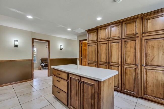Building Photo - Beautiful 5-Bedroom Home in Sandy!
