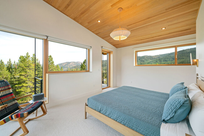 Building Photo - 730 Solitude Ln