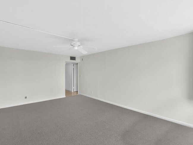 Building Photo - 1150 Hillsboro Mile