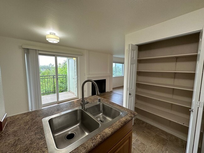 Building Photo - Sterling Heights Condo - Bellevue