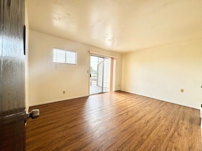 Building Photo - Two story unit move-in ready