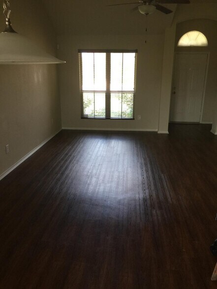 Living area - 112 Brookside Dr