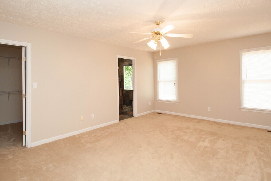Master bedroom - 121 Rothbury Dr