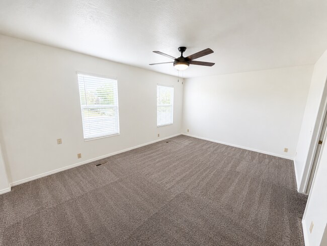 Building Photo - Spacious 5-Bedroom Sandy Home with Large Fenced Yard