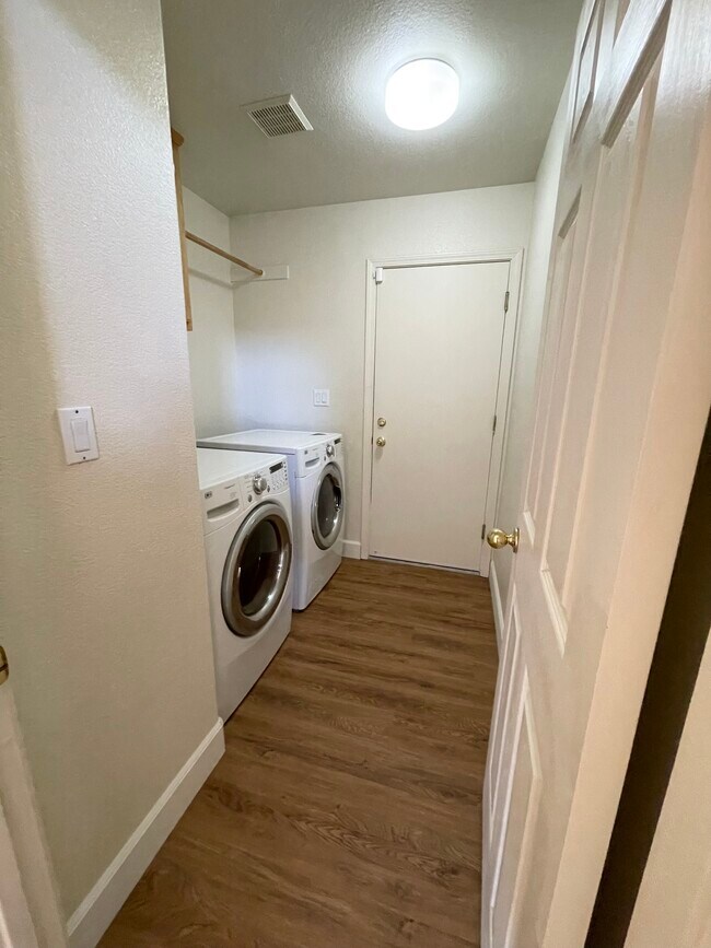 Building Photo - 557 Canyon Meadows Dr