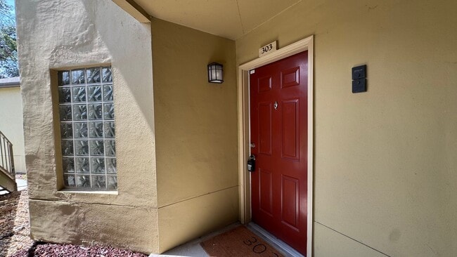Primary Photo - Welcome to Your Ground Floor 1 Bed, 1 Bath...