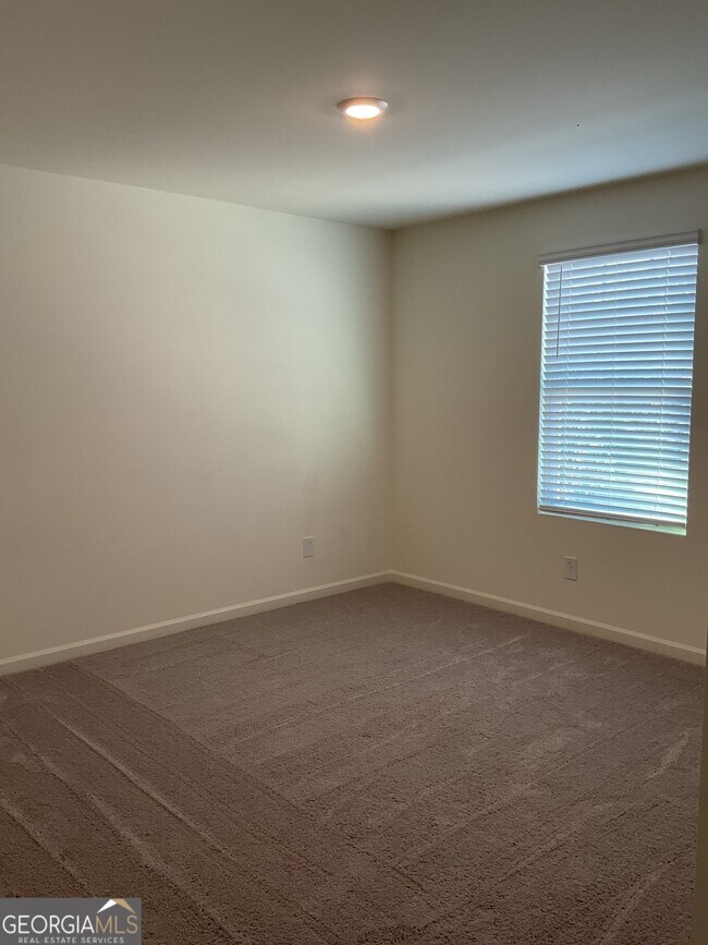 Building Photo - 305 Pond Ct