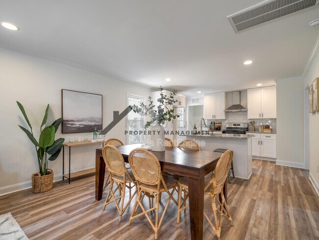 Building Photo - 1010 Cole St