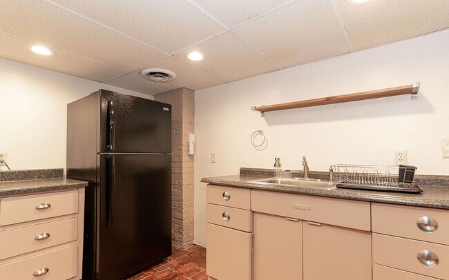 Building Photo - 1432 St James Ct