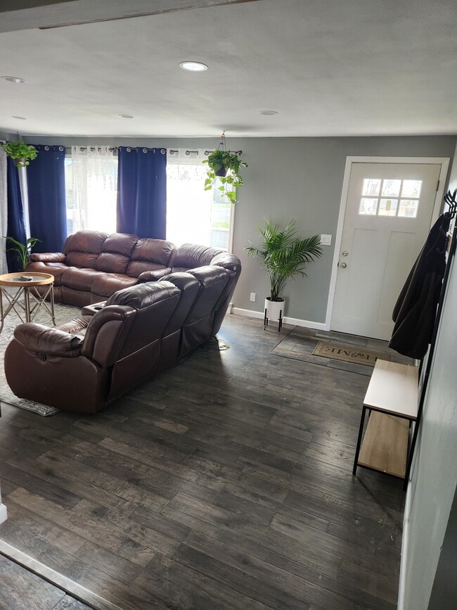 Building Photo - 2075 E Alder St