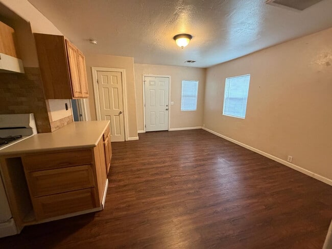 Building Photo - 905 N 2nd St