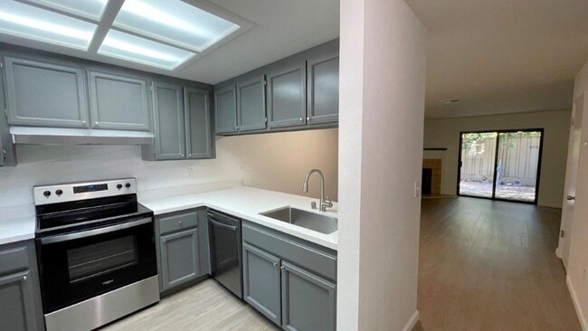 Building Photo - Martinez Beautiful 2 bedroom 1.5 bath unit...