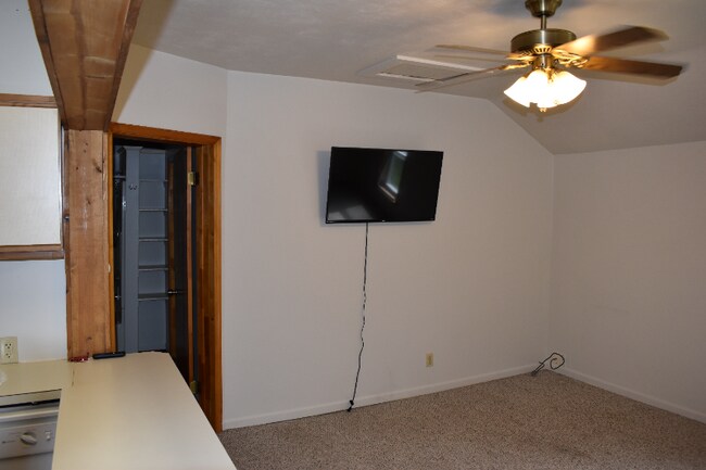 Building Photo - 502 S Pine St