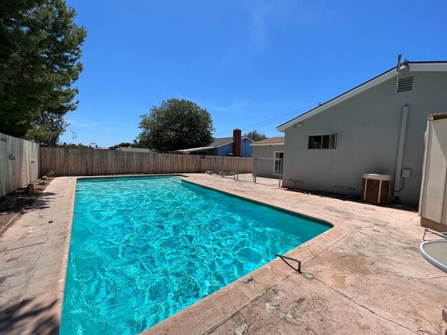 Building Photo - 5 bed 3 bath w/ POOL and Large rooms