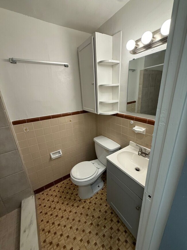 Building Photo - 325 Mayo St