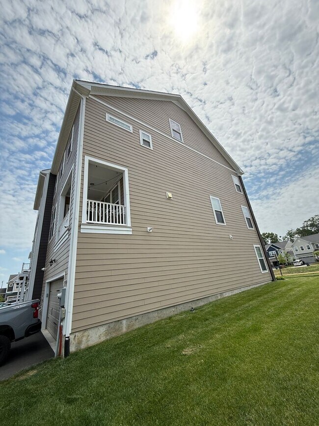 Building Photo - Gorgeous Potomac Shores End Unit Townhome