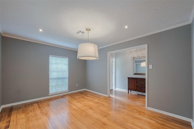 Building Photo - 927 Carlingford Ln