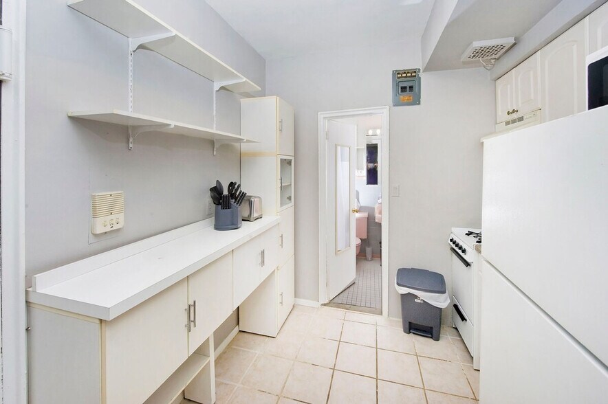 Building Photo - 1574 2nd Ave