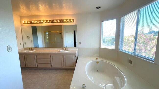 Building Photo - Martinez Beautiful 4 bedroom 3 bath home! ...