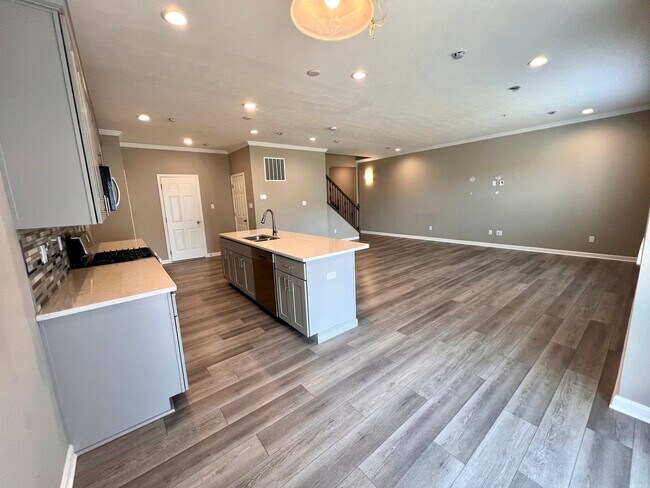 Building Photo - 2105 Canterbury Dr