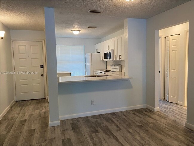 Building Photo - 201 Lake Pointe Dr