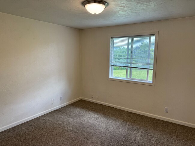 Building Photo - 2 bedroom 1.5 bathroom duplex in Springfield!