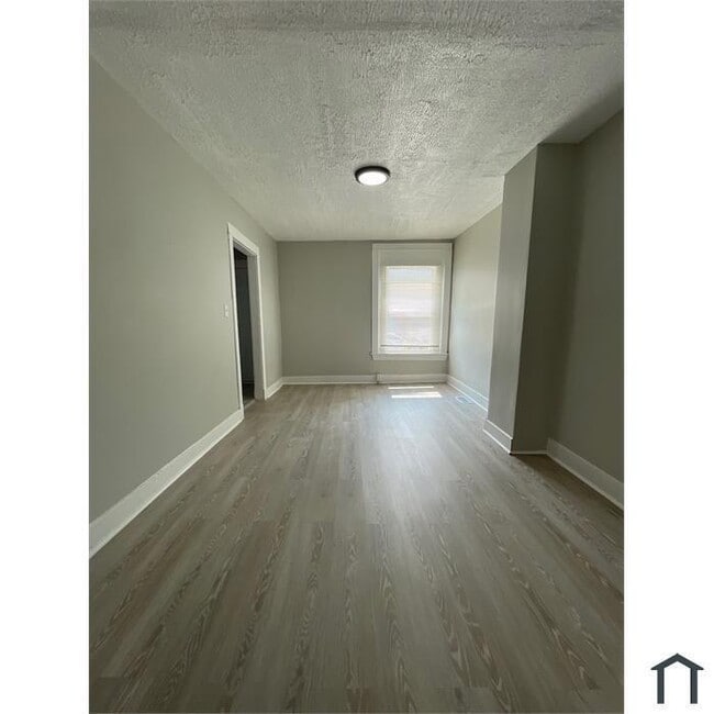 Building Photo - 3 Bedroom Completely rehabbed