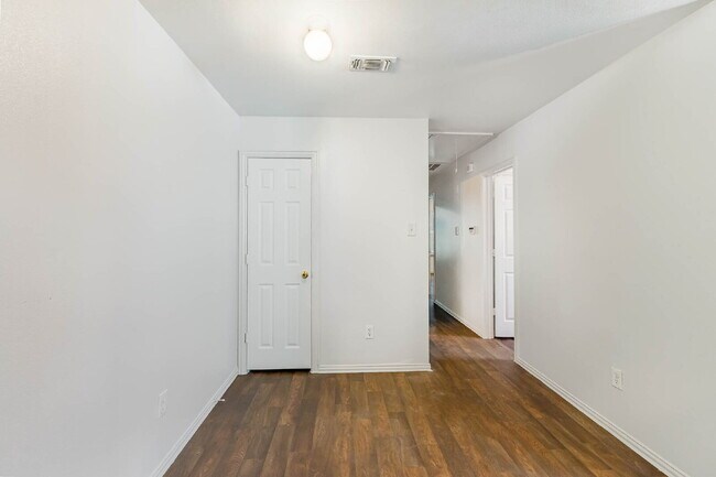 Building Photo - Comfort and Convenience of 3BD/2BA Duplex in Fort Worth!