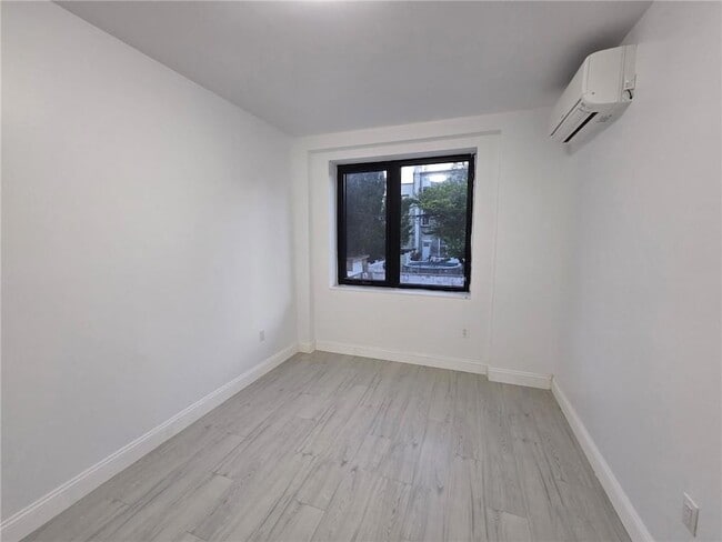 Building Photo - 526 56th St