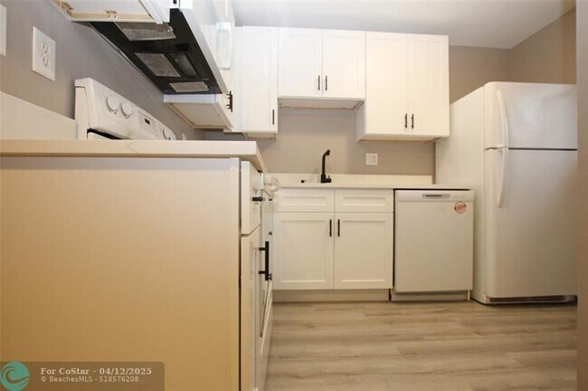 Building Photo - 704 Gardens Dr