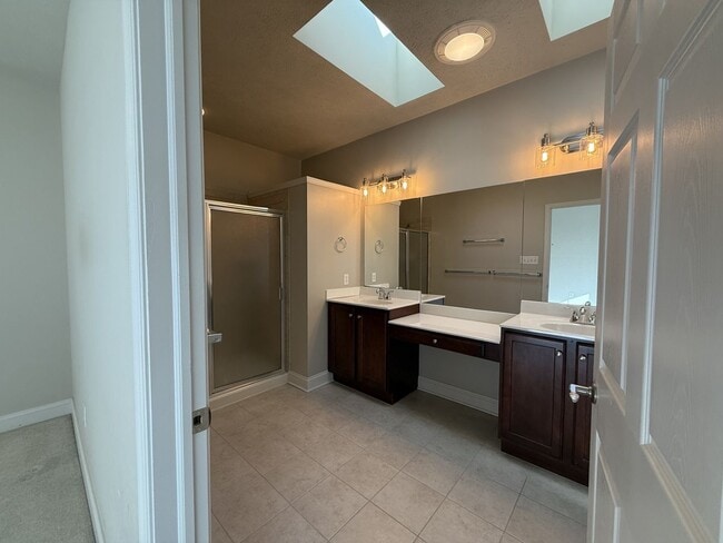 Building Photo - Three Bedroom Collegiate Station Home