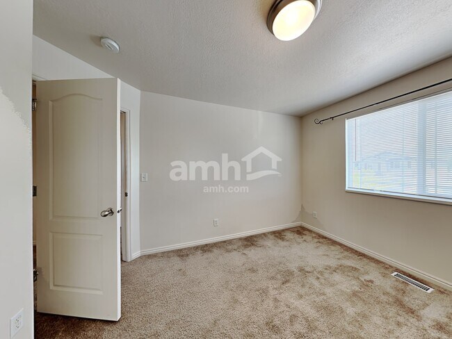 Building Photo - 261 Walton Dr