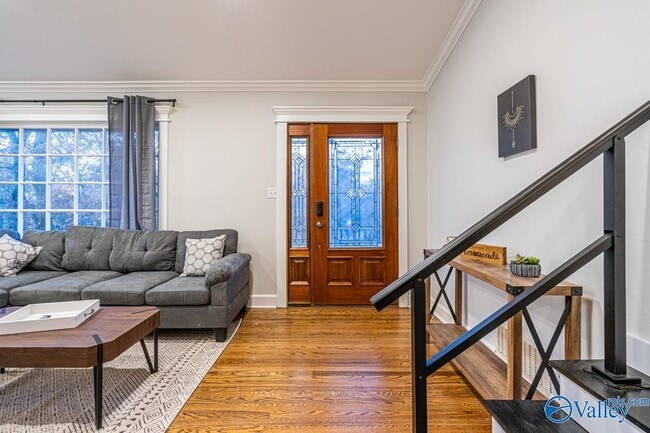 Building Photo - 702 Chambers Dr NE