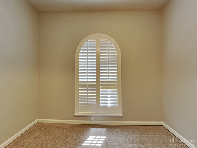 Building Photo - 401 Rustic Grove Ln