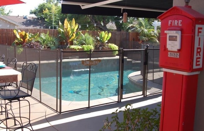 Building Photo - 1324 E Rose Ave