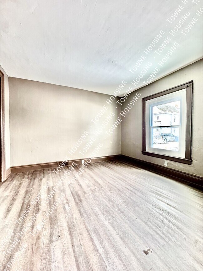 Building Photo - 10 Parkview Ave