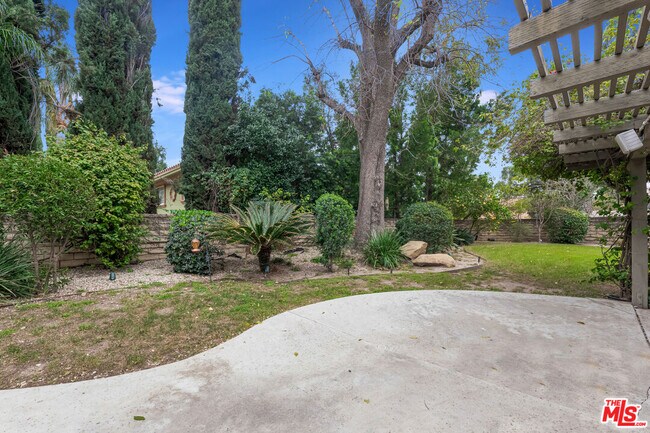 Building Photo - 11040 Salt Lake Ave