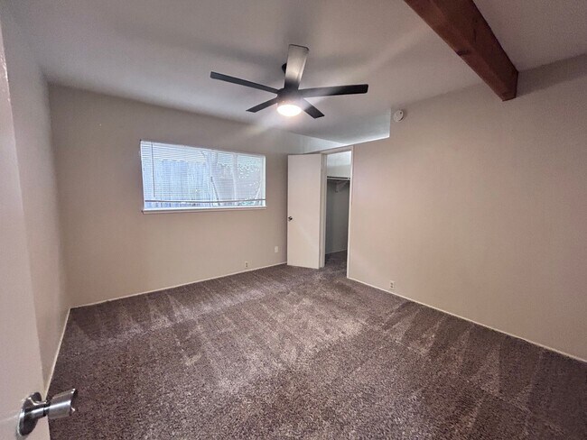 Building Photo - Three Bedroom Two Bathroom Home with Den/Home Office