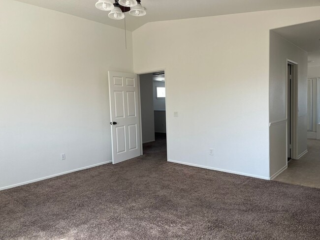 Building Photo - Spacious 5-bedroom, 3-bathroom home in Ade...