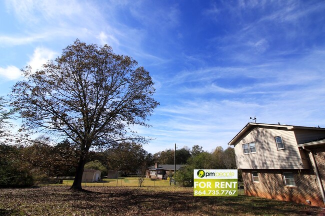 Building Photo - Rural Feel with City Access!