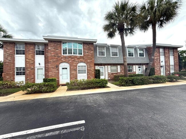 Building Photo - 409 N Cypress Dr