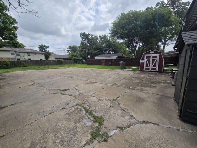 Building Photo - 1805 Randolph Dr