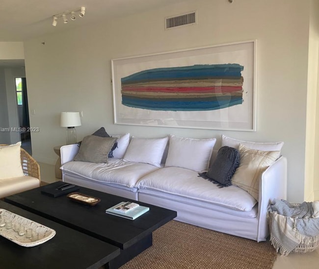 Building Photo - Beautiful 3 bedroom unit furnished for Ren...
