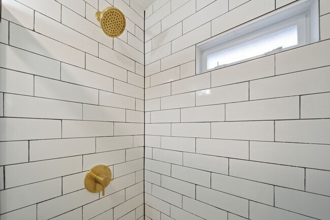 Building Photo - Stunning Updated One Story Home in Popular Brookside of Midtown Tulsa