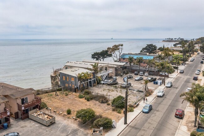 Building Photo - Ocean front on Del Playa Dr.