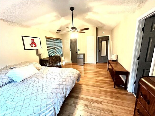 Building Photo - 1072 Valley View Dr