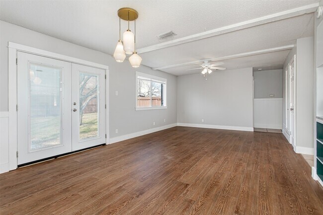 Building Photo - 2121 Travis Dr