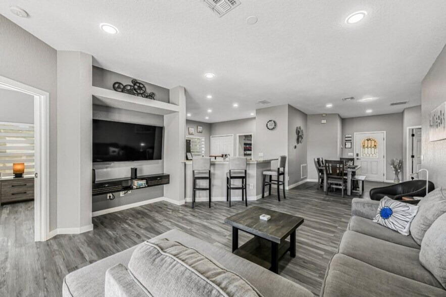 Building Photo - 16716 Lazy Breeze Loop