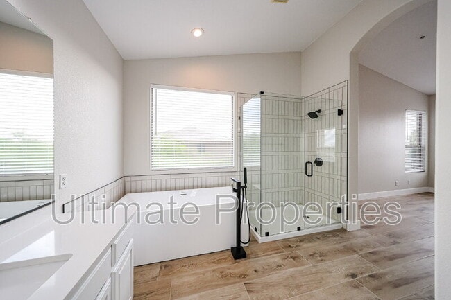 Building Photo - 6033 E Smokehouse Trail