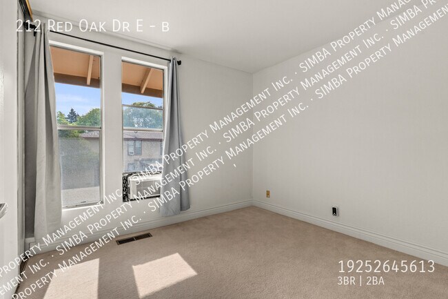Building Photo - 212 Red Oak Dr E